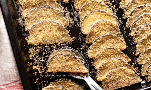 Melanzane gratinate al forno, dorate e croccanti, pronte per essere gustate.