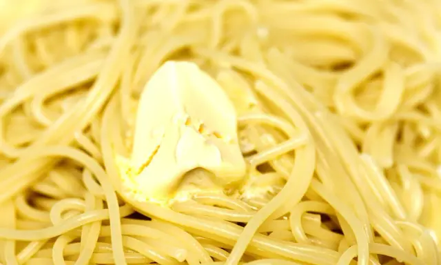 Un piatto di pasta in bianco con una generosa porzione di burro che si scioglie. Semplice e delizioso.
