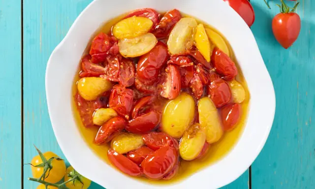 Pomodorini confit in friggitrice ad aria, rossi e gialli, succosi e dolci, pronti per insaporire ogni piatto.