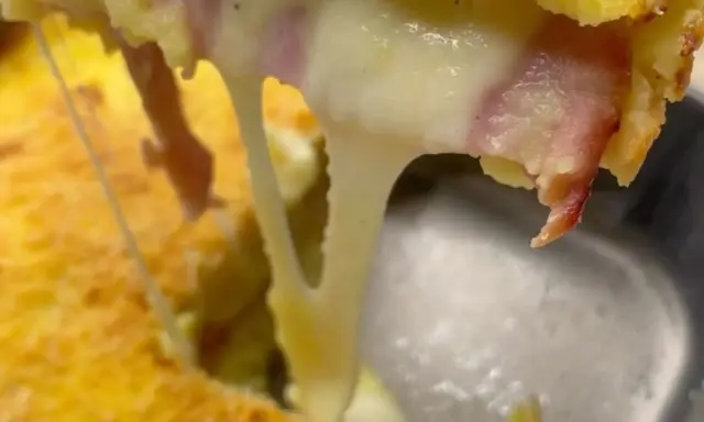Un delizioso tortino di patate prosciutto e mozzarella filante, con la crosticina dorata e il formaggio che cola.