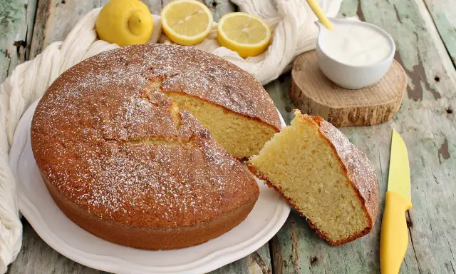 Una torta da colazione morbidissima, spolverata di zucchero a velo, con limoni e yogurt. Perfetta per iniziare la giornata con dolcezza.