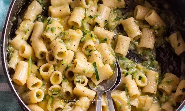 Rigatoni conditi con una cremosa salsa di zucchine, un piatto semplice e gustoso.