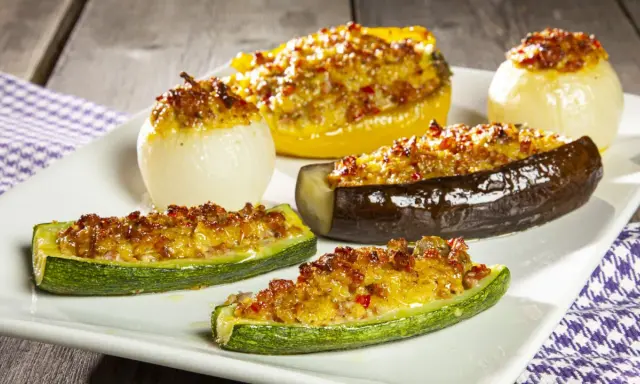 Deliziose verdure ripiene al forno: zucchine, melanzane, peperoni e cipolle dorate, un piatto invitante e saporito.