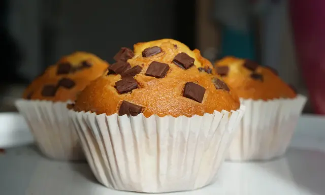 Tre soffici plumcake con gocce di cioccolato, pronti per essere gustati.