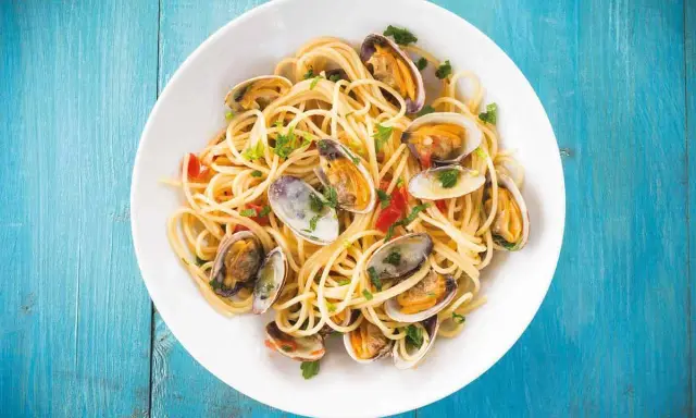 Spaghetti alle vongole surgelate, un piatto gustoso e veloce da preparare, con pasta dorata e molluschi succulenti.