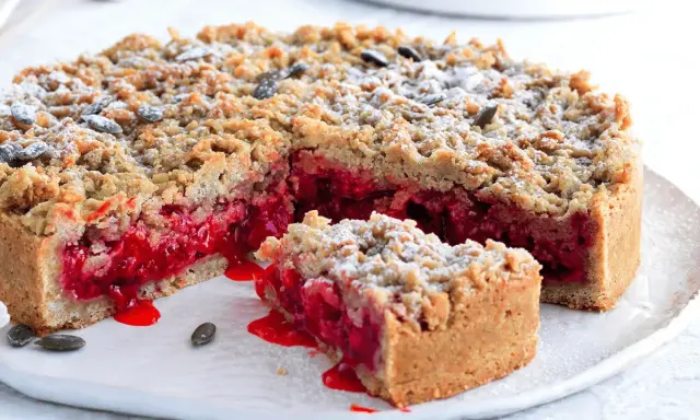 Sbriciolata con ripieno succoso di frutti rossi, cosparsa di zucchero a velo e semi. Perfetta per celebrare la Pasqua con un tocco goloso.