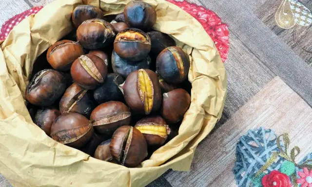 Castagne appena cotte nella friggitrice ad aria, pronte per essere gustate.