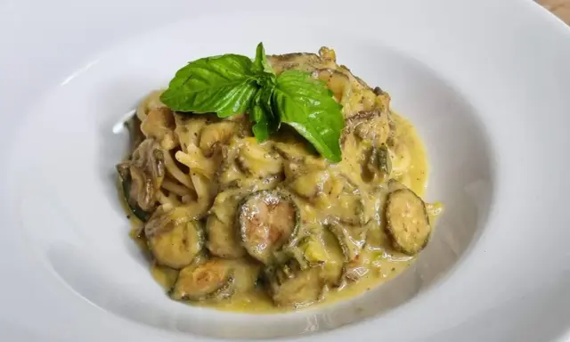 Spaghetti alla Nerano cremosi con zucchine e basilico fresco, un piatto che sa di estate.