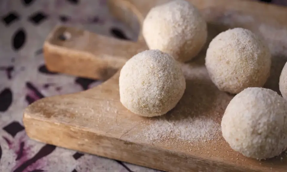 Polpette di riso avanzato, dorate e croccanti, pronte per essere gustate.