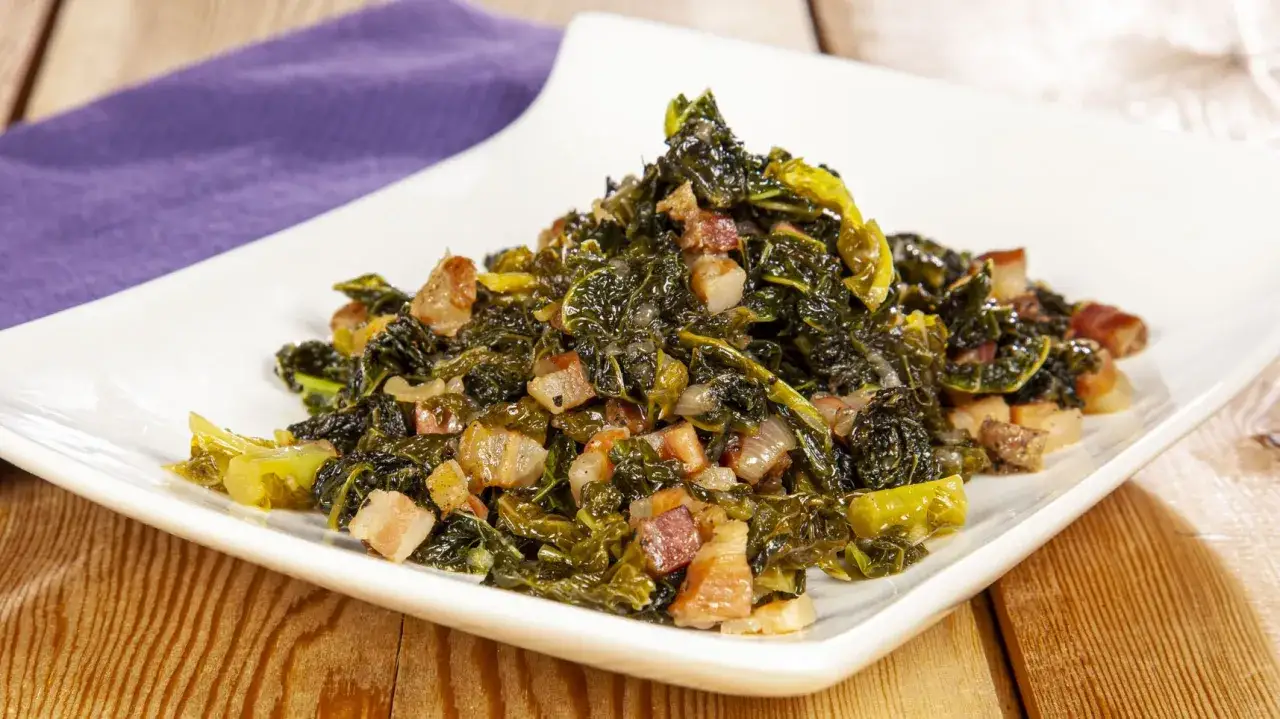 Verza in padella con pancetta croccante, un contorno saporito e colorato, pronto per essere gustato.