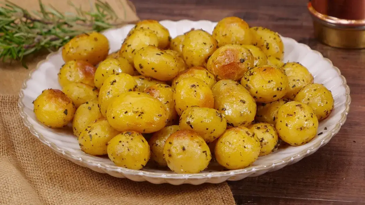 Patate novelle dorate e saporite, cotte alla perfezione nella friggitrice ad aria, con erbe aromatiche.