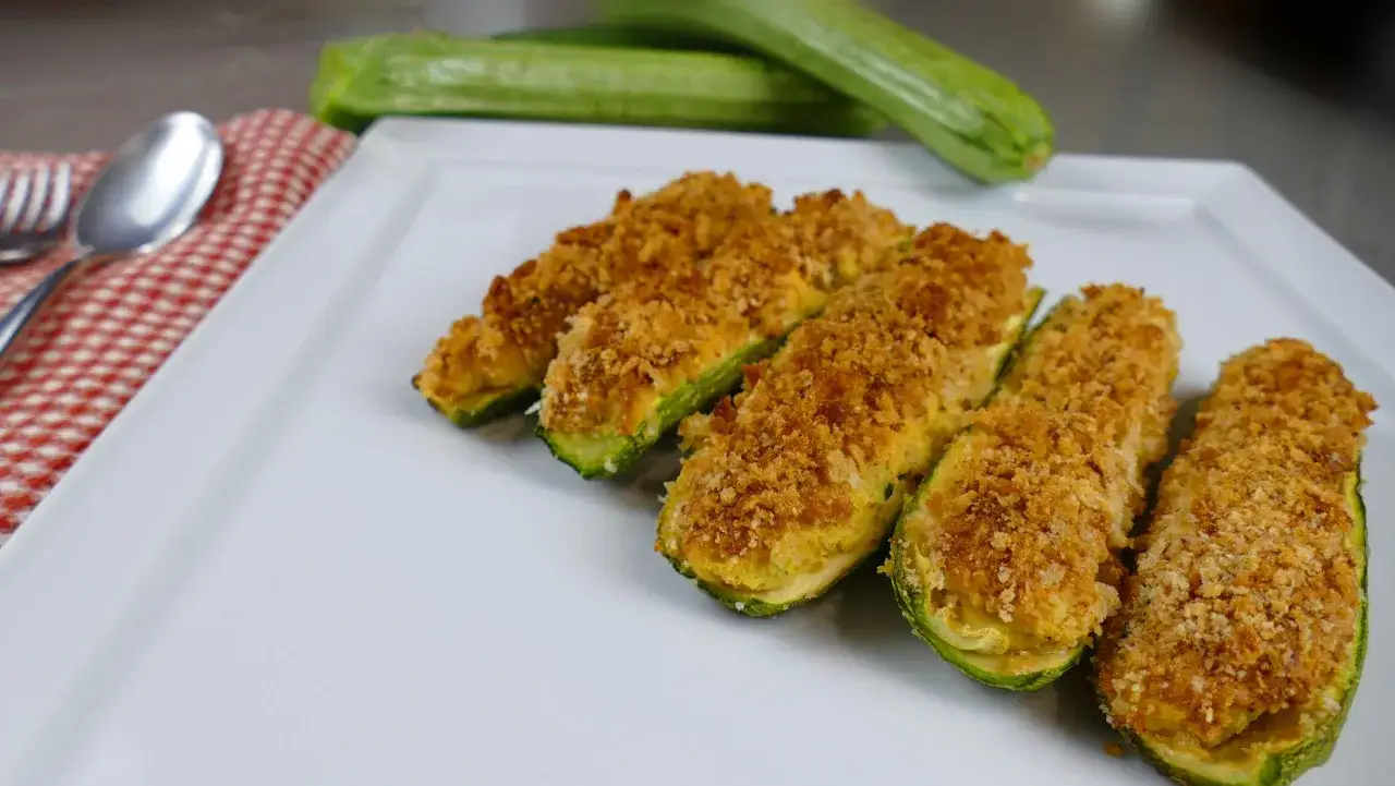 Zucchine ripiene dorate e croccanti, pronte per essere gustate.