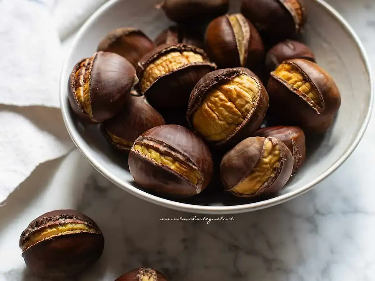 Castagne arrostite nella friggitrice ad aria, pronte per essere gustate. Il loro interno dorato e morbido è invitante.