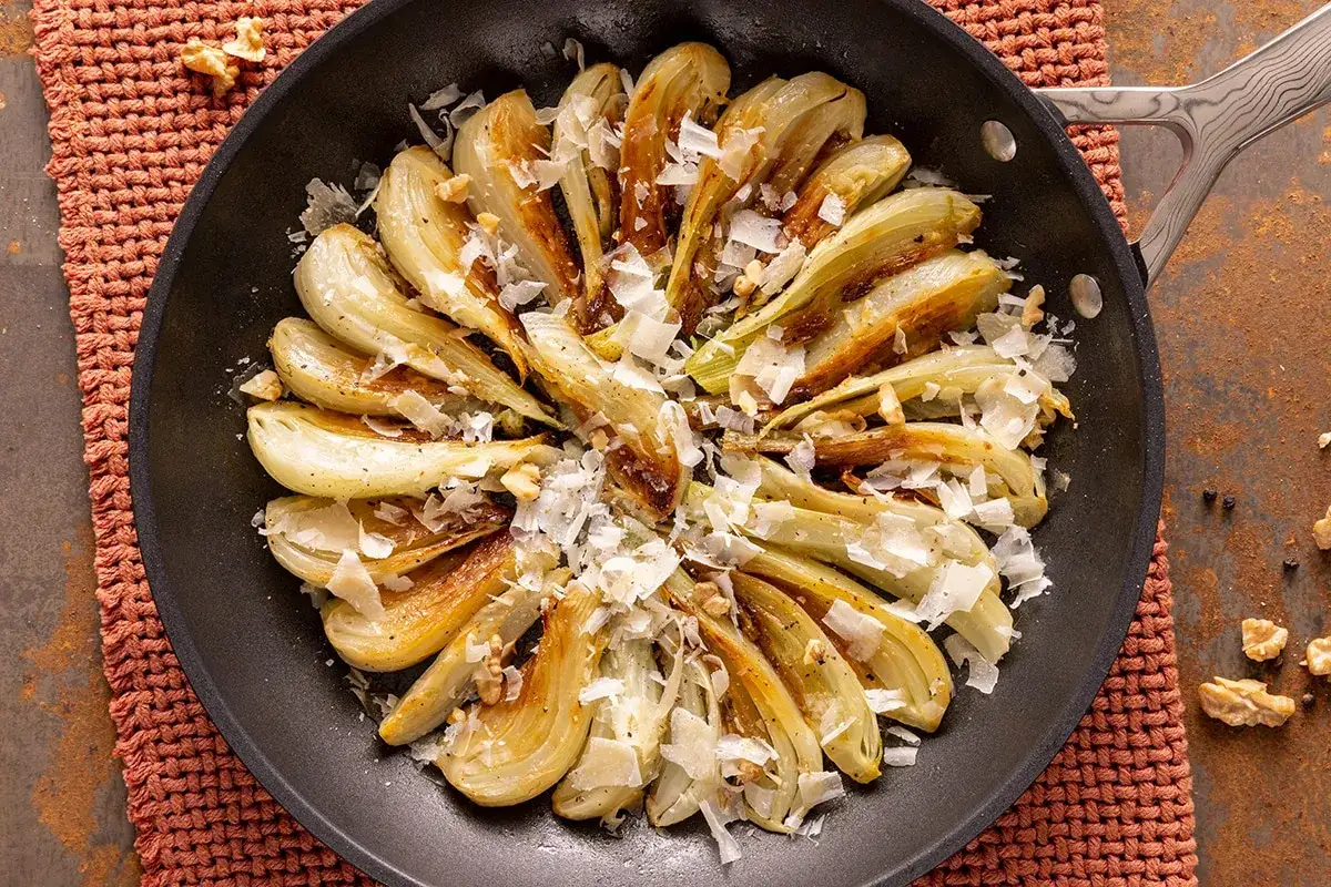 Fino&ccedil;chi gratinati in padella, dorati e saporiti, guarniti con scaglie di formaggio e noci croccanti.