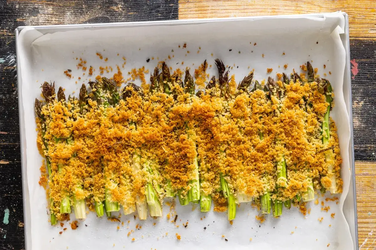 Asparagi al forno croccanti e dorati, pronti per essere gustati. Un contorno semplice e saporito.