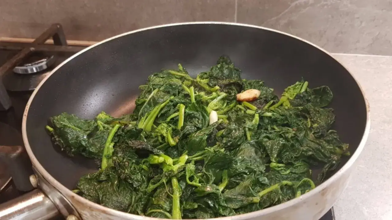 Cime di rapa saltate in padella con aglio e peperoncino, un classico della cucina pugliese.