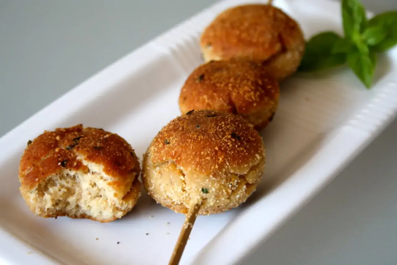 Polpette tonno e ricotta dorate e croccanti, una delizia da gustare.