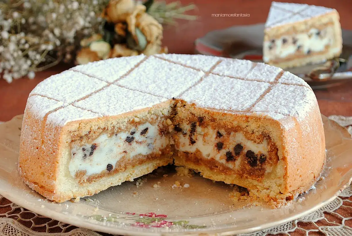 Una deliziosa cassata al forno, con un ripieno cremoso e gocce di cioccolato, cosparsa di zucchero a velo.