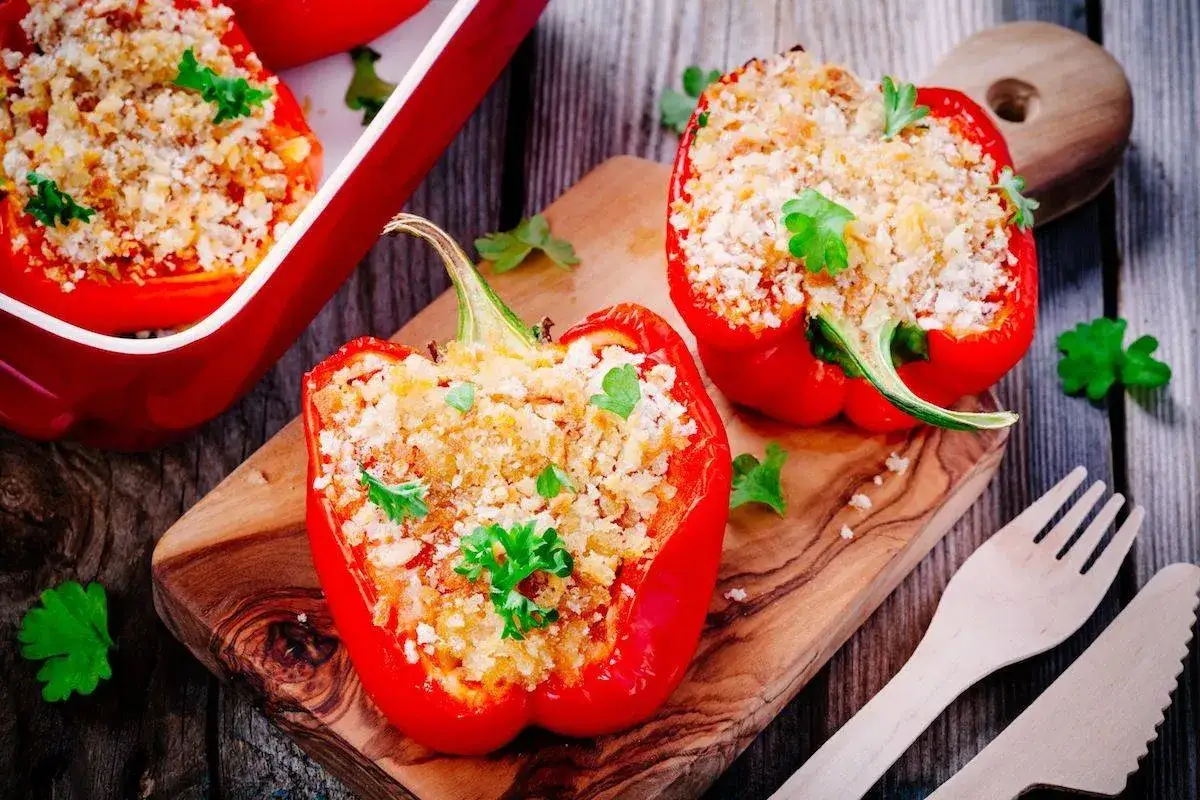 Peperoni ripieni senza carne, dorati e profumati, pronti per essere gustati. Un piatto vegetariano invitante.