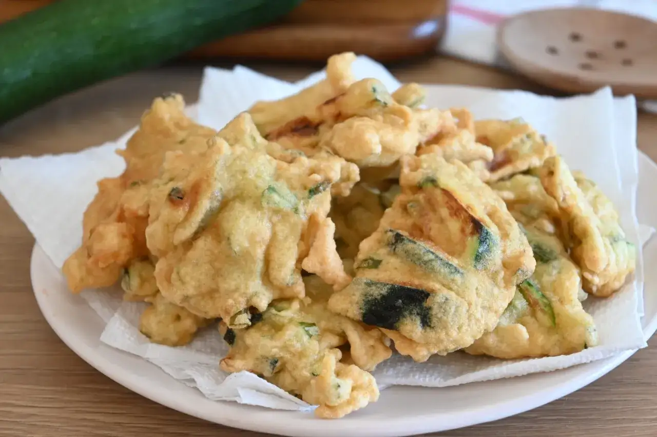 Frittelle di zucchine dorate e croccanti, un sapore autentico delle frittelle di una volta.