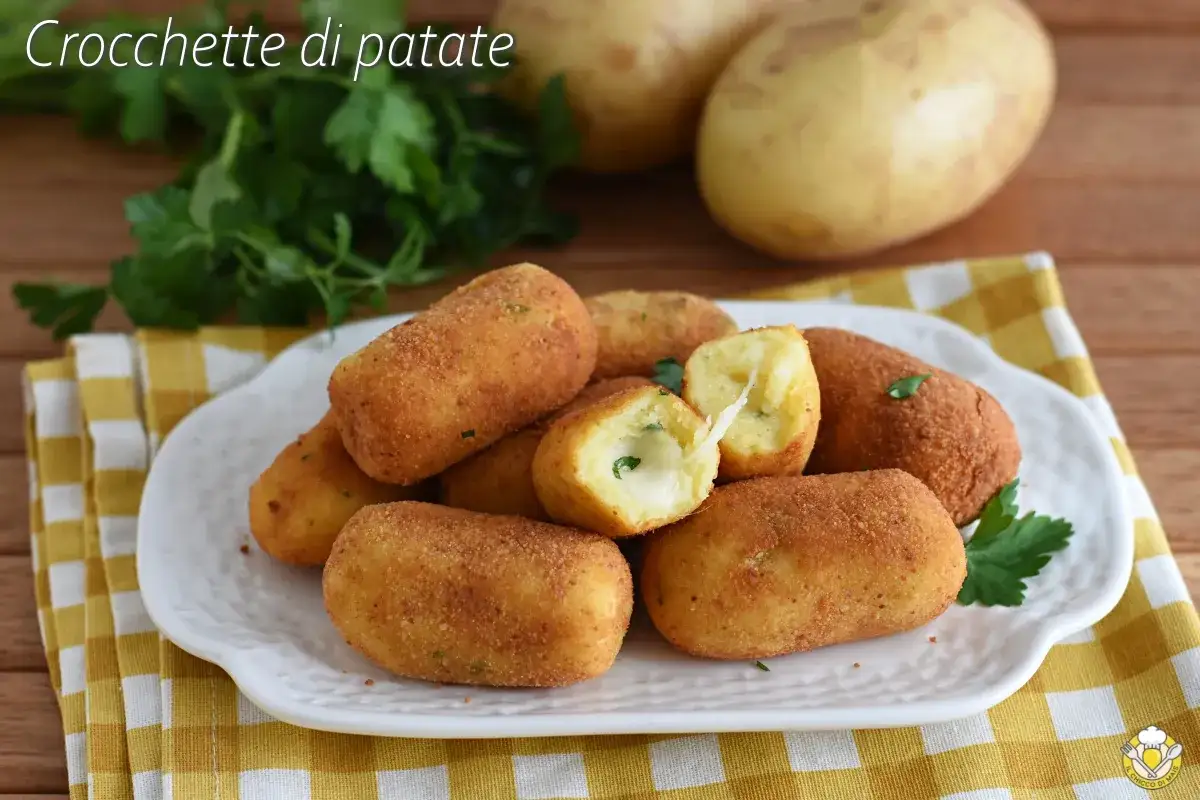 Crocchette di patate al forno, dorate e croccanti, con un cuore filante di formaggio. Perfette per uno spuntino goloso.