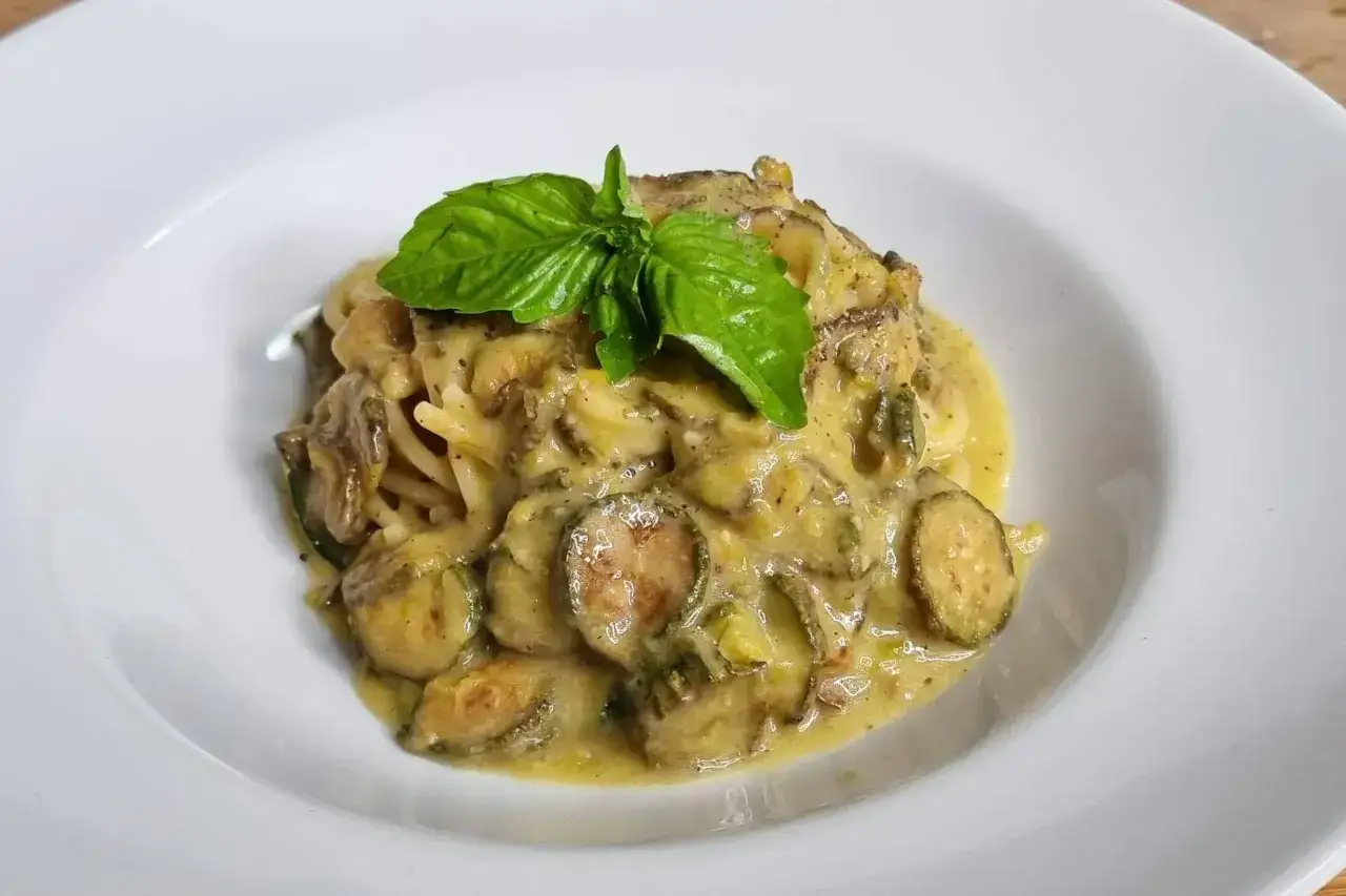 Spaghetti alla Nerano cremosi con zucchine e basilico fresco, un piatto che sa di estate.
