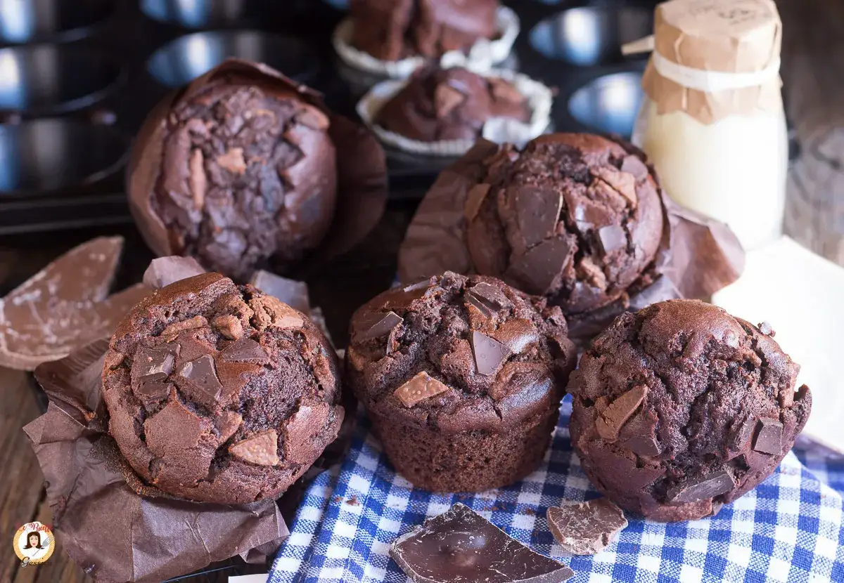 Muffin al cioccolato ricchi e golosi, con pezzi di uova di Pasqua che li rendono ancora più speciali.