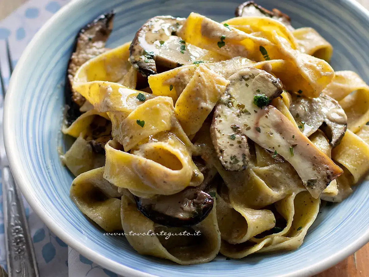 Tagliatelle ai funghi porcini cremose, un piatto autunnale invitante.