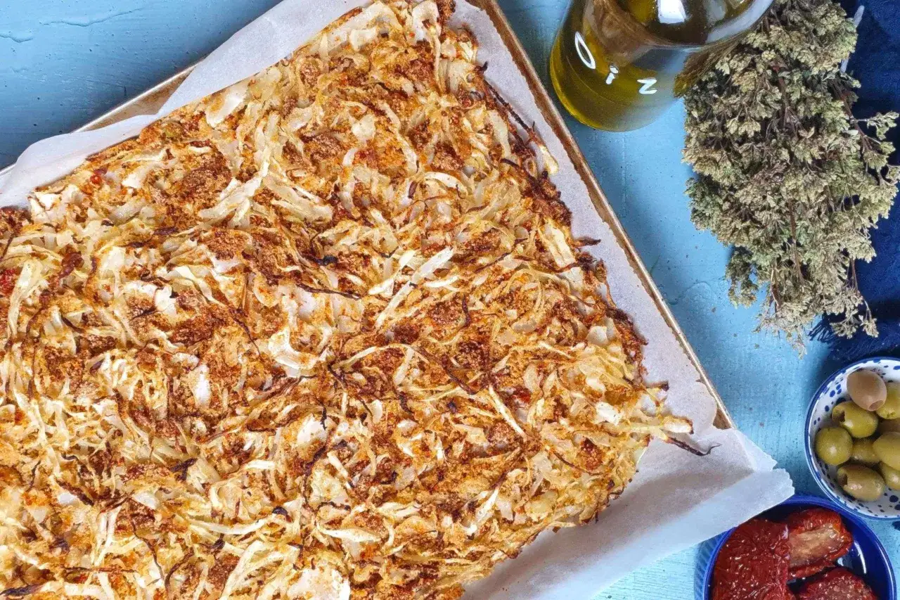 Cavolfiore al forno con pangrattato e formaggio, dorato e croccante, pronto per essere gustato.