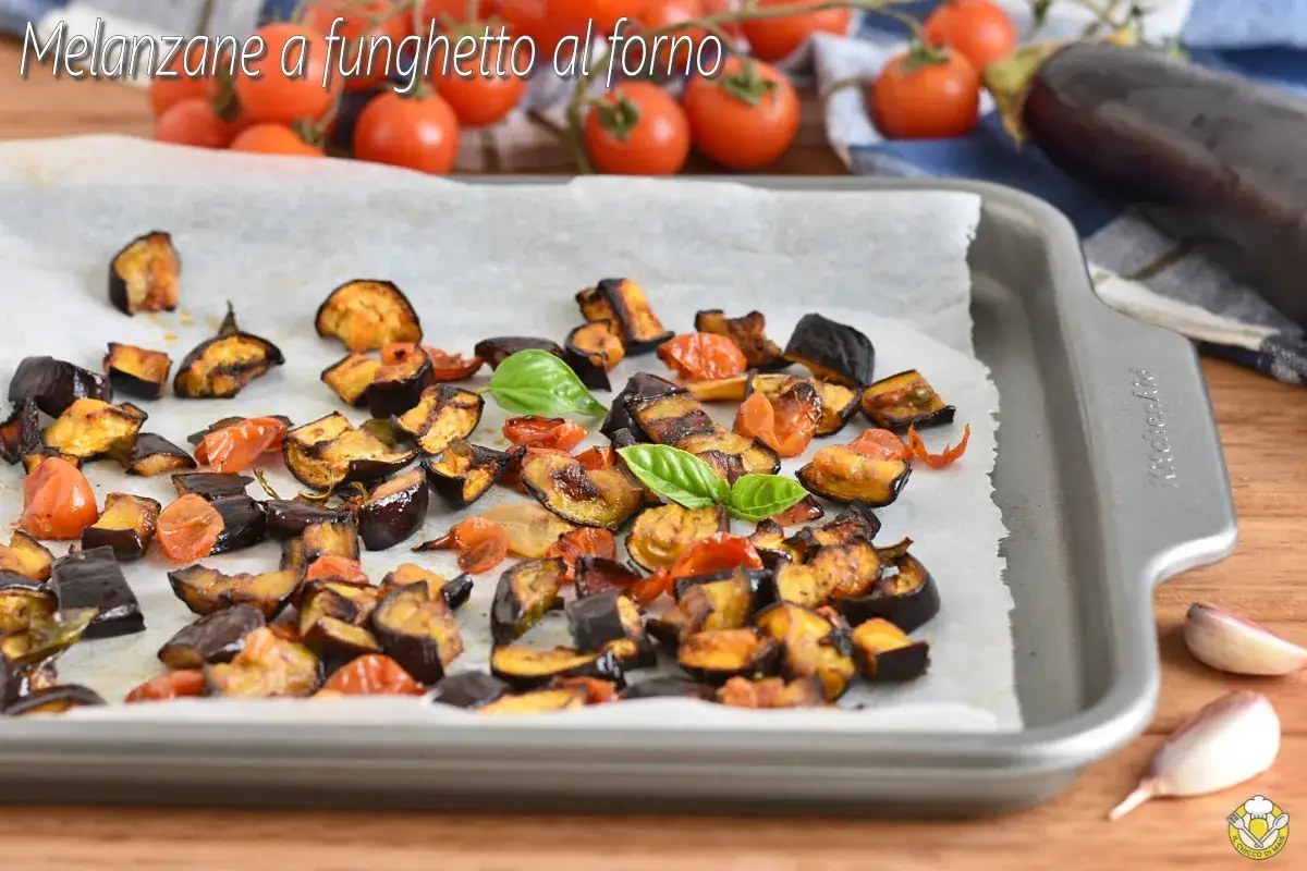 Melanzane al forno, tagliate a pezzi e cotte con pomodorini e basilico, pronte per essere gustate.