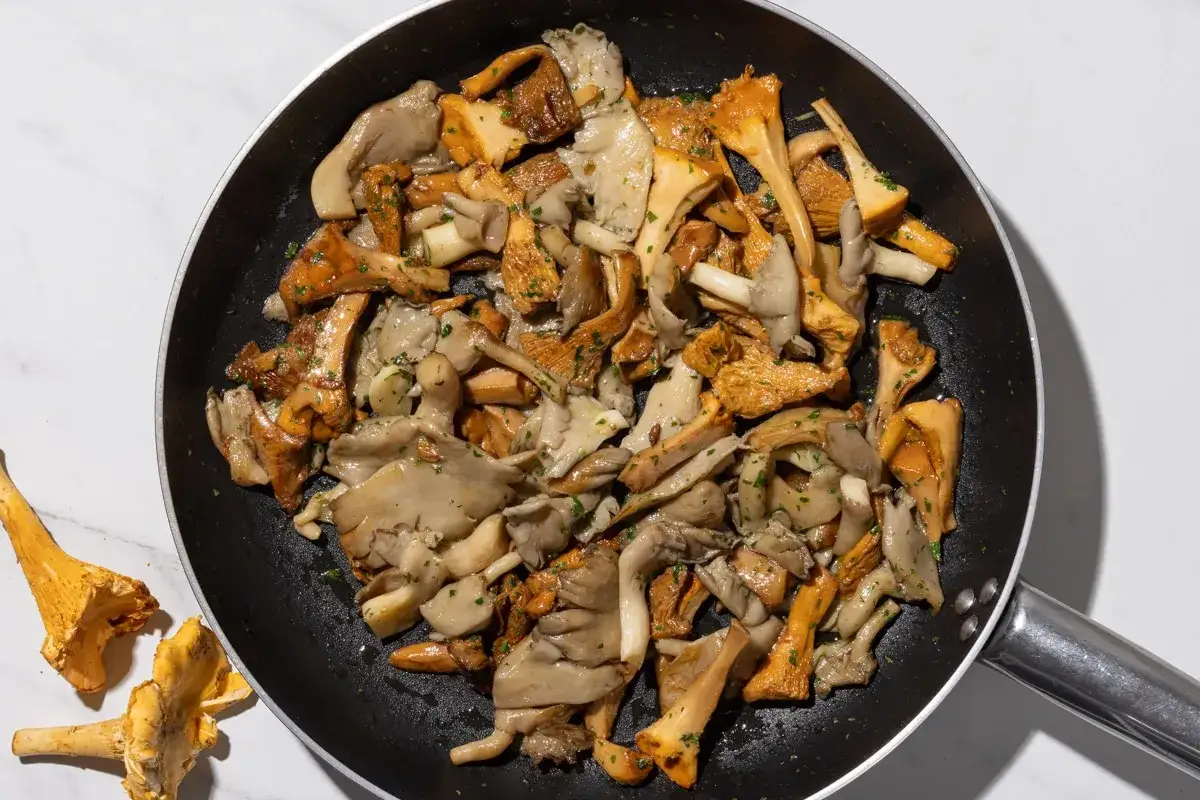 Un misto di funghi freschi, tra cui finferli e pleurotus, saltati in padella con erbe aromatiche.
