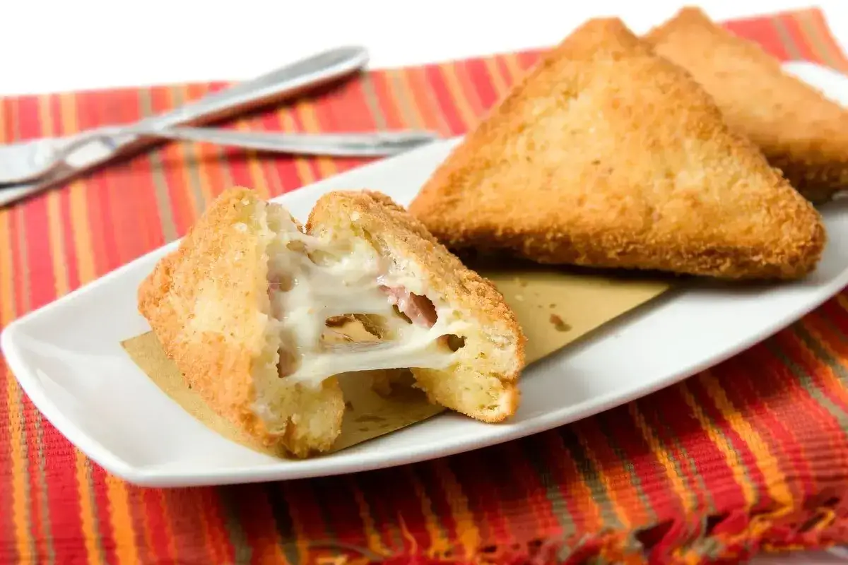 Mozzarella in carrozza in friggitrice ad aria, croccante fuori e filante dentro, un piacere per il palato.