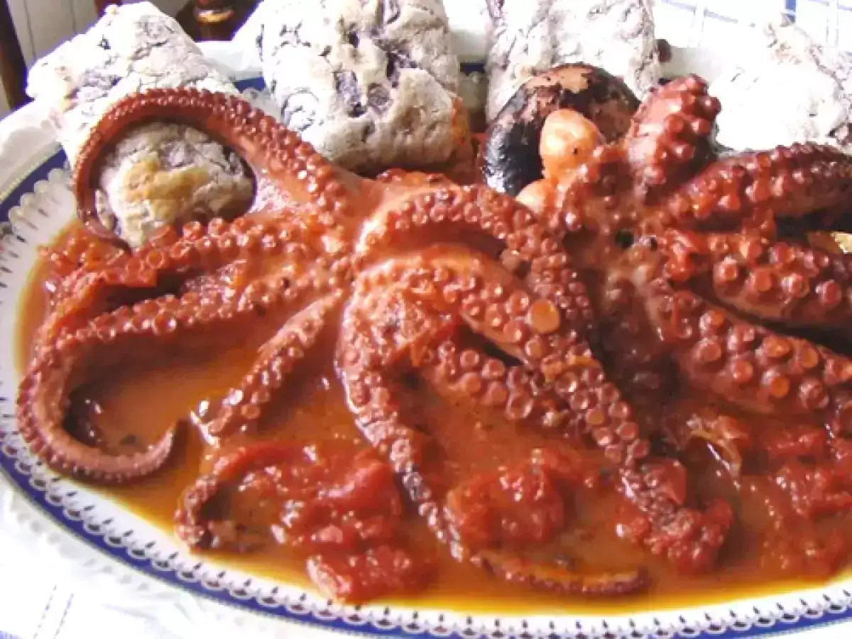 Polpo ubriaco ricetta: un tentacolo succulento in salsa rossa, pronto per essere gustato con pane croccante.