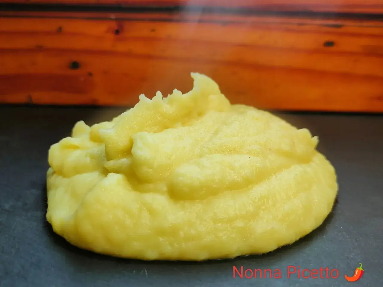 Una porzione invitante di puro di patate, cremoso e dorato, pronto per essere gustato.