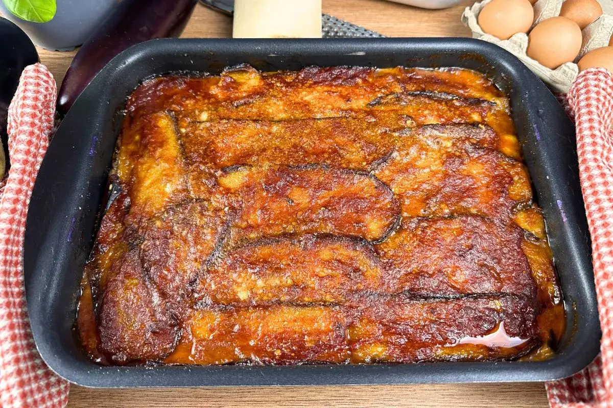 Parmigiana di melanzane napoletana appena sfornata, dorata e succulenta, pronta per essere gustata.