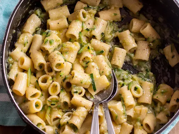 Rigatoni conditi con una cremosa salsa di zucchine, un piatto semplice e gustoso.