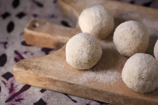 Polpette di riso avanzato, dorate e croccanti, pronte per essere gustate.