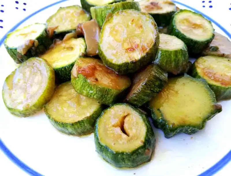 Zucchine in padella con cipolla, un contorno saporito e leggero, cotte fino a doratura.